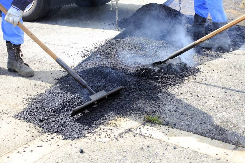 Cour en enrobé à Le Lorey